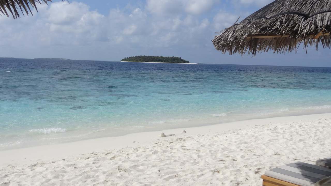 Strand vor unserem Bungalow 133 NH Collection Maldives Reethi Resort