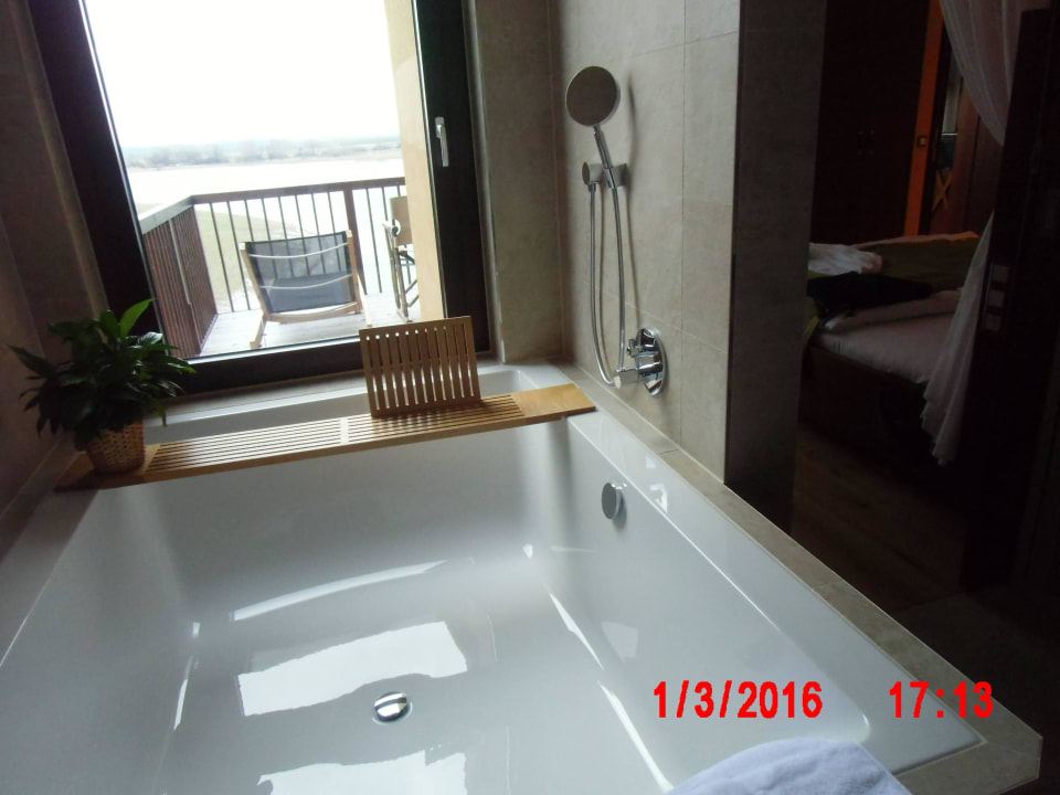 Riesige Badewanne St. Martins Therme & Lodge Hotel