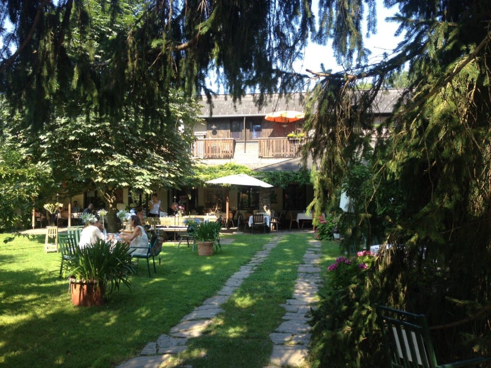 Frühstück im Garten Weingasthof Rauch-Hof