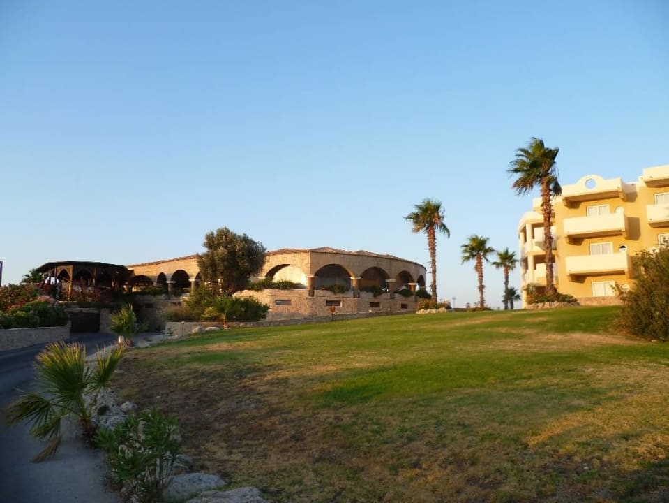 Lieferantenweg zum Restaurant Hotel Kalithea Horizon Royal