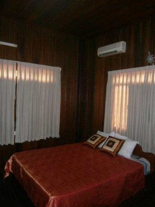 Lit double avec AC fan Tv wIFI Le Fromager Guesthouse