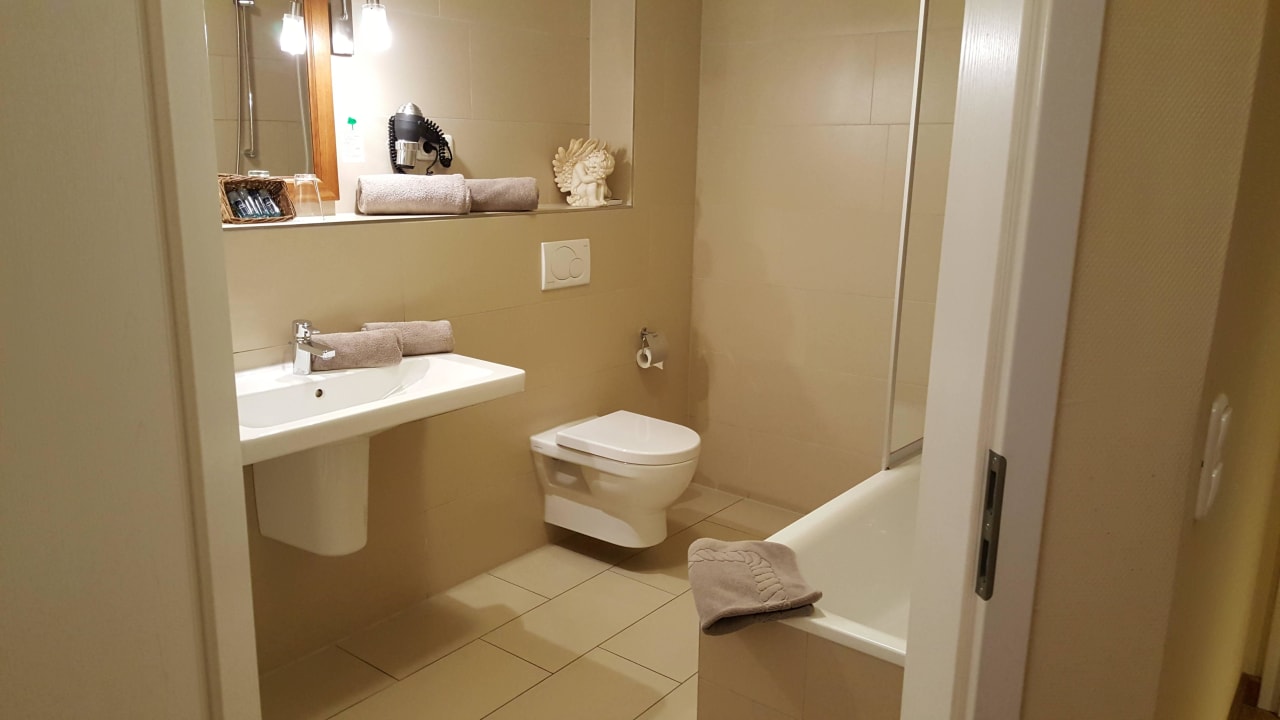 Blick ins Badezimmer Hotel Ampervilla