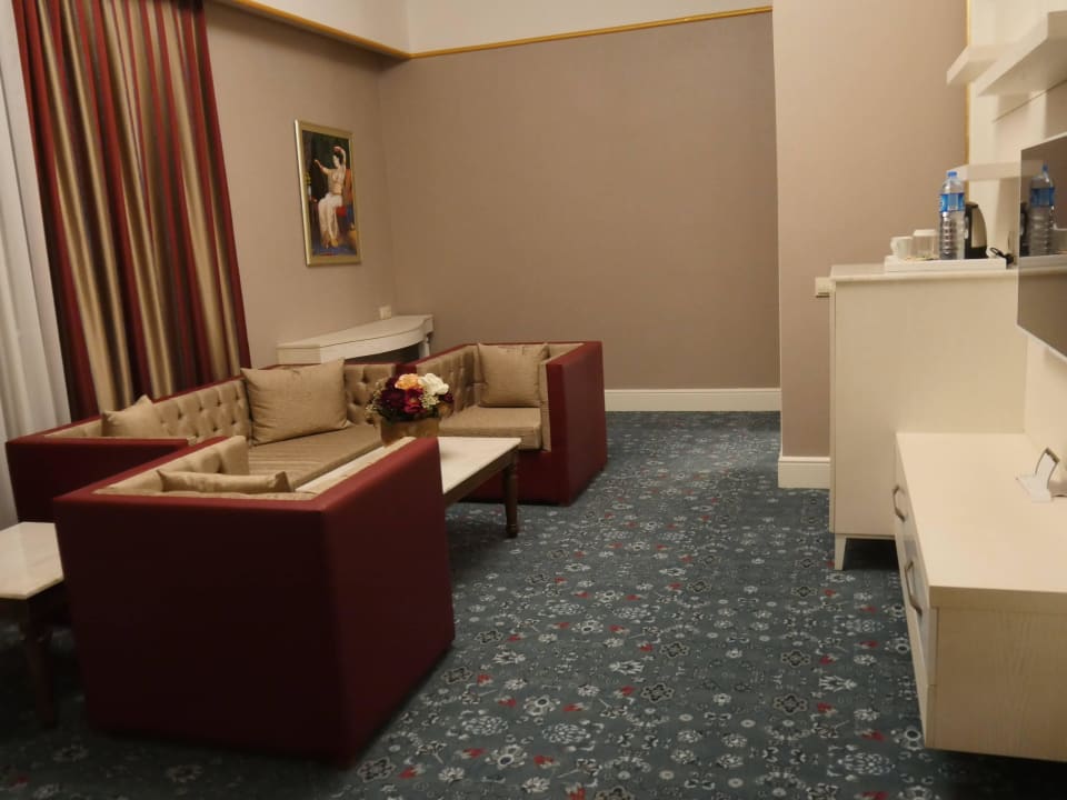 Wohnzimmer der Junior Suite 1207 im RoyalTajMahal Royal Taj Mahal Hotel