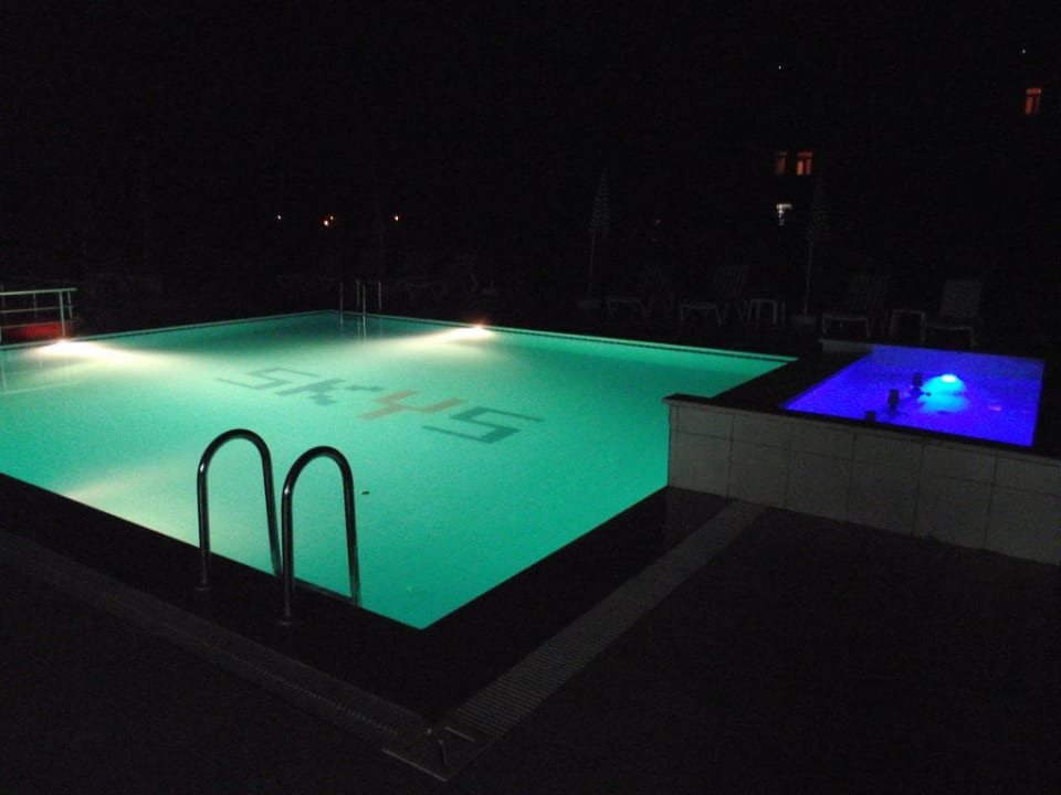 Der Pool bei Nacht Skys Hotel