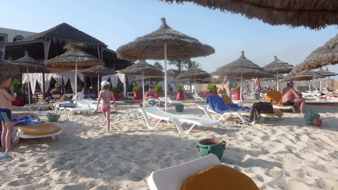 Blick zur Strandbar Hotel Royal Nozha