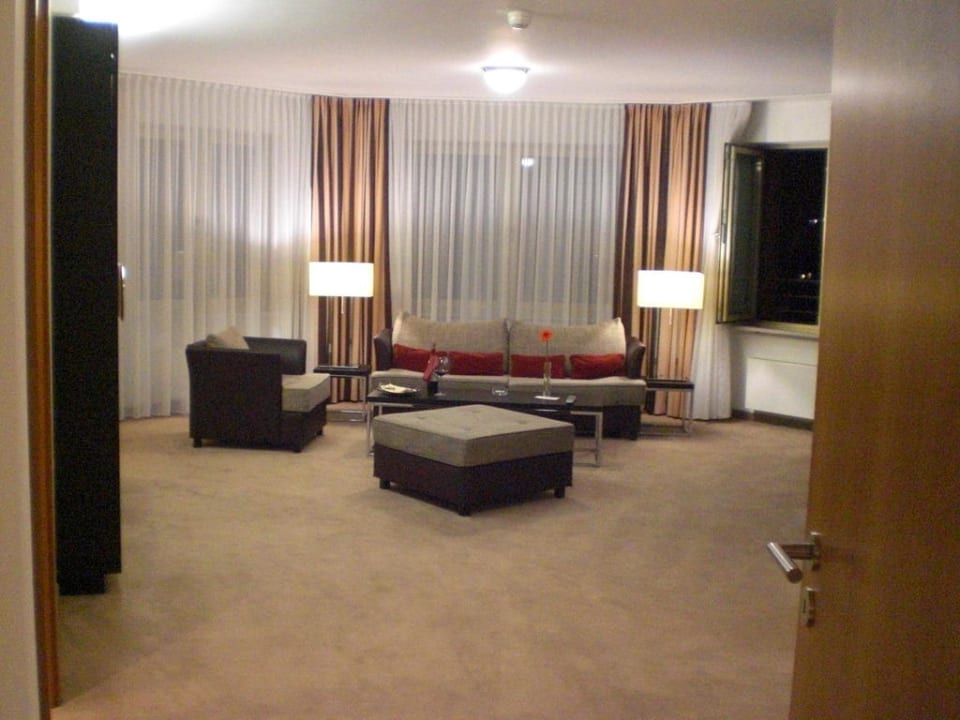 Blick ins Wohnzimmer Lindner Hotel Frankfurt Main Plaza, part of JdV by Hyatt