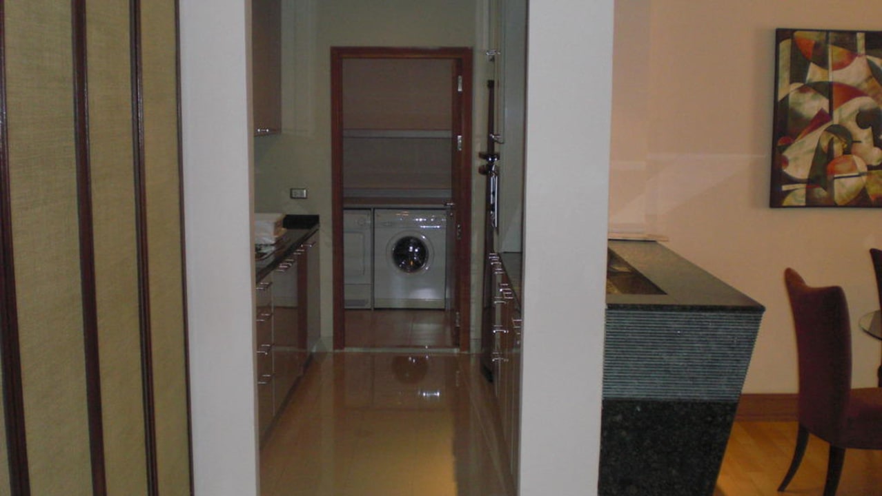 Küche und Raum mit Waschmaschine und Trockner Hotel Ascott Bangkok Sathorn