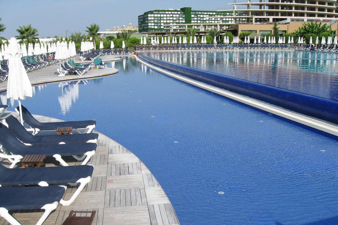 Seichter Poolbereich bei Hauptpool Voyage Belek Golf & Spa