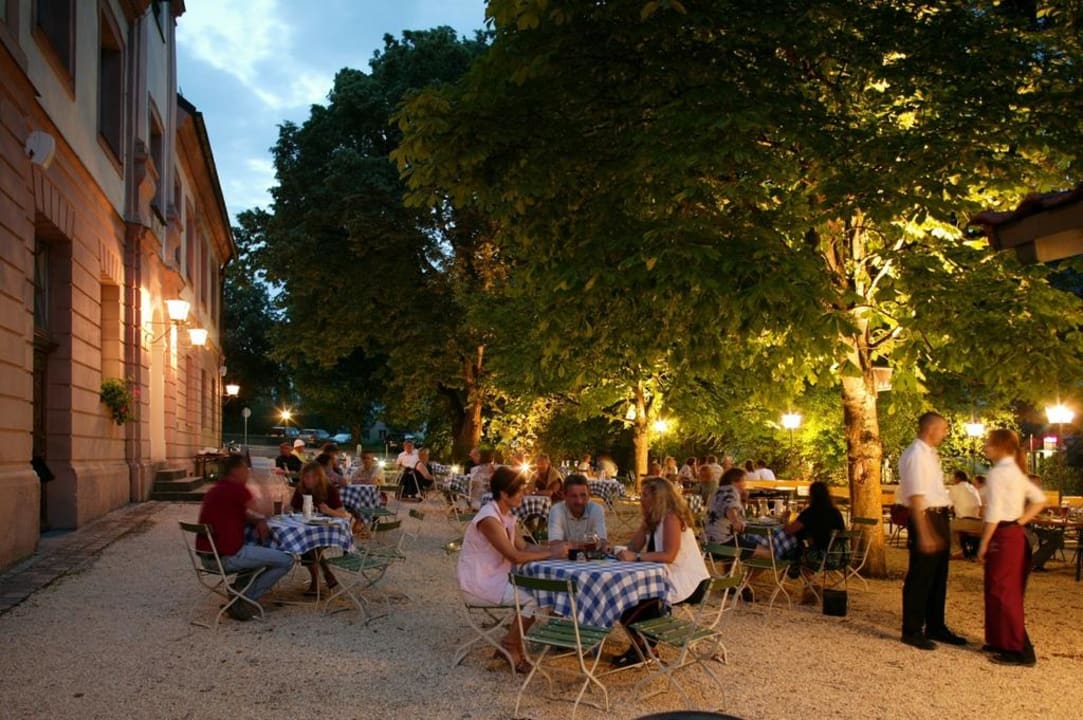 Biergarten am Abend Klosterbräuhaus Ursberg