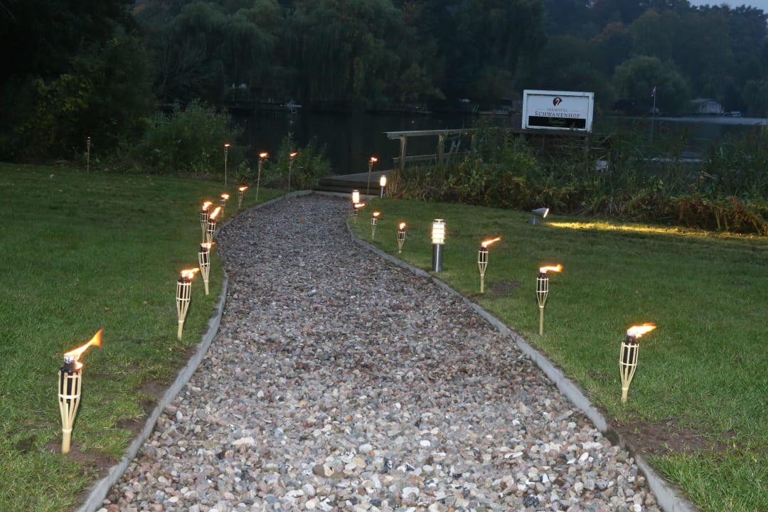 Beleuchteter Weg zum hoteleigenen Bootssteg Seehotel Schwanenhof