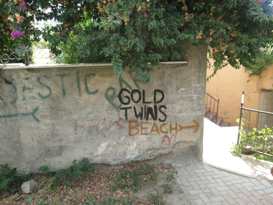 Hinweisschild zum Strand Gold Twins Suit Otel