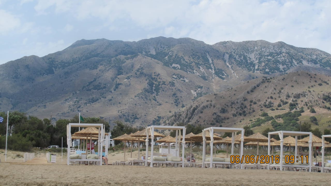 Blick vom Wasser in Richtung Hotel Anemos Luxury Grand Resort