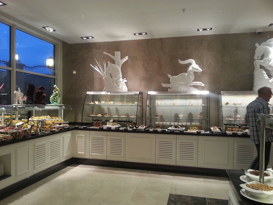 Buffet  Well Palace Side