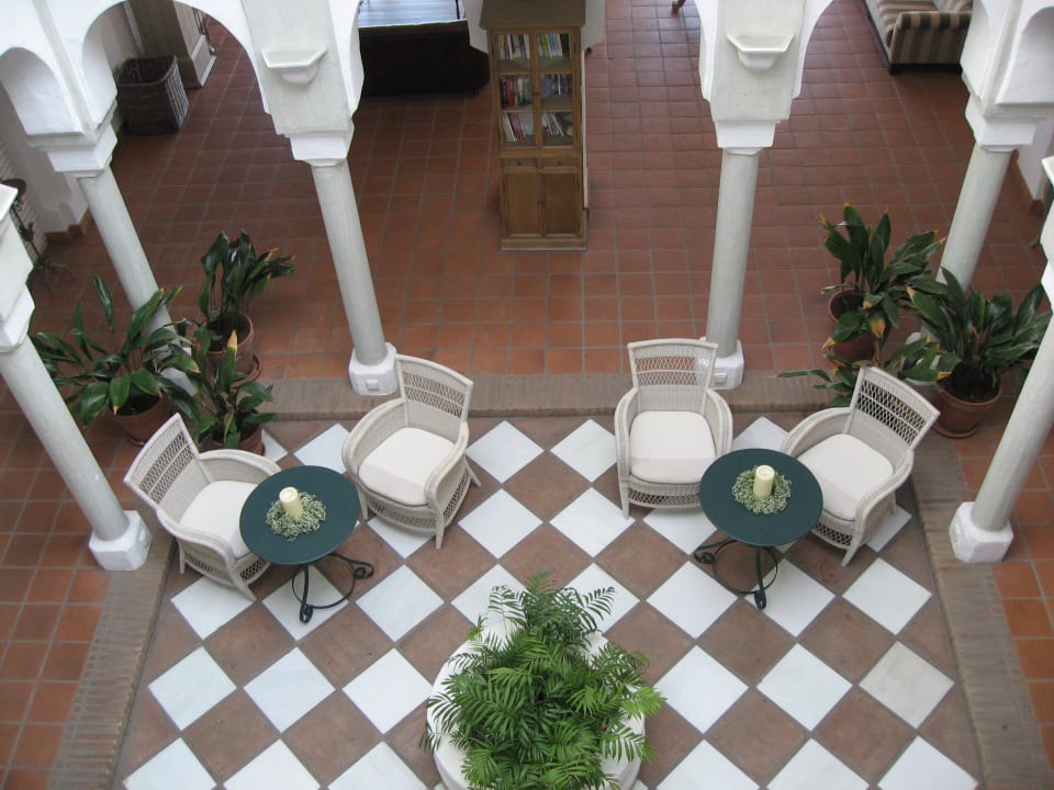 Blick von der Galerie in den Eingangsbereich B bou Hotel Cortijo Bravo