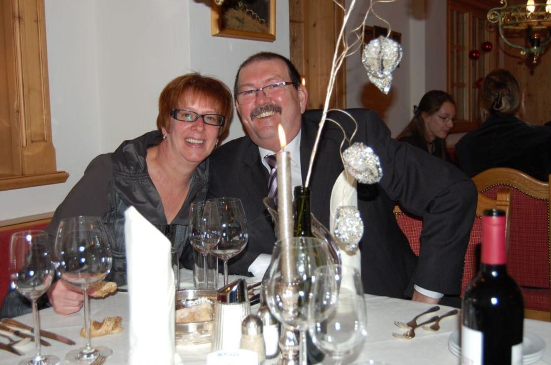 Am Sylvestertisch in Erwartung des 8-Gänge Menüs Hotel Berghof Crystal SPA & Sports Hintertux
