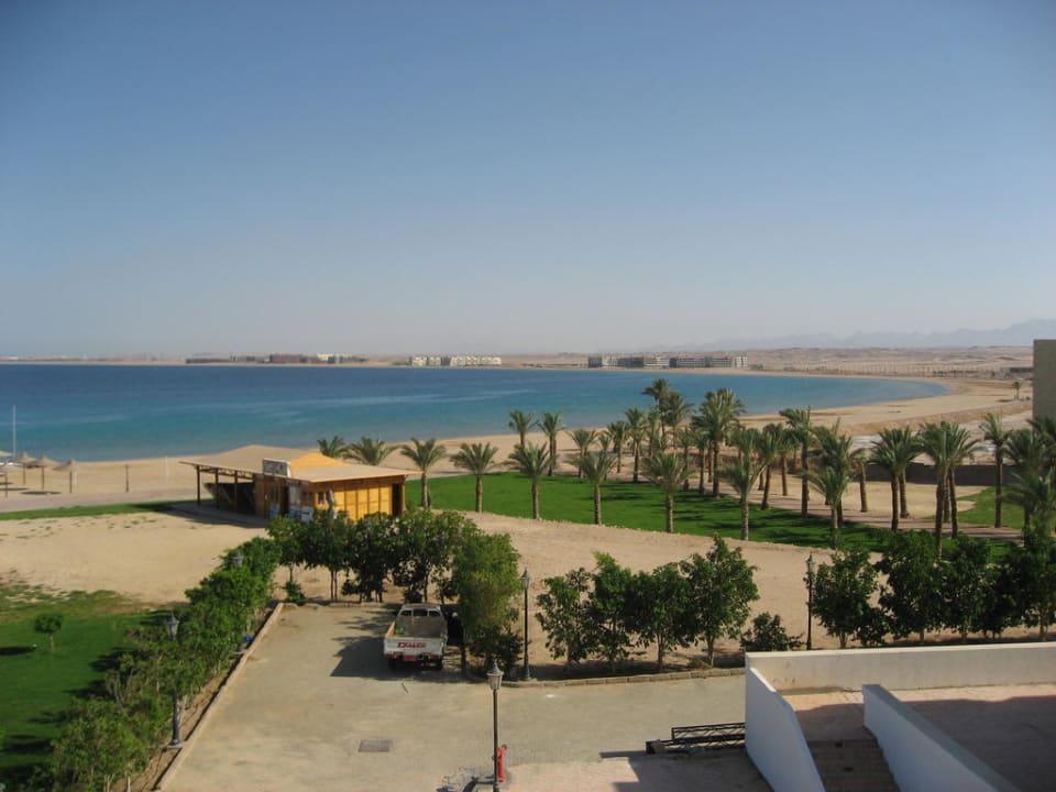 Der Strand vom Hotel aus Old Palace Resort Sahl Hasheesh