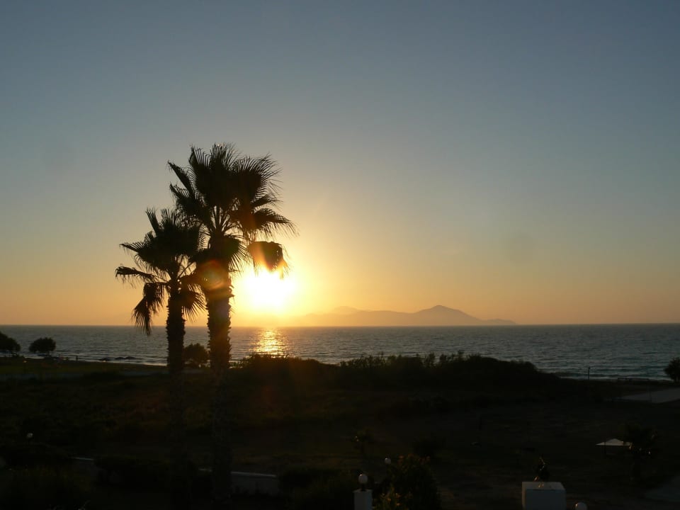 Sonnenuntergang am Hotel Costa Angela Seaside Resort