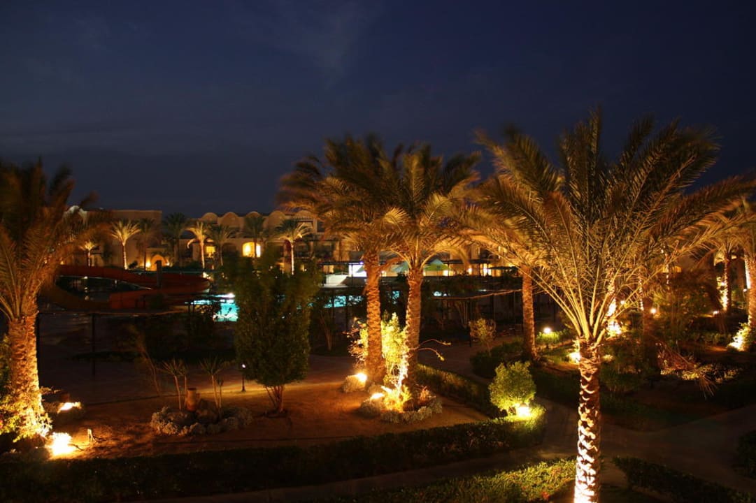 Abendlicher Blick auf den Relaxpool TUI MAGIC LIFE Kalawy