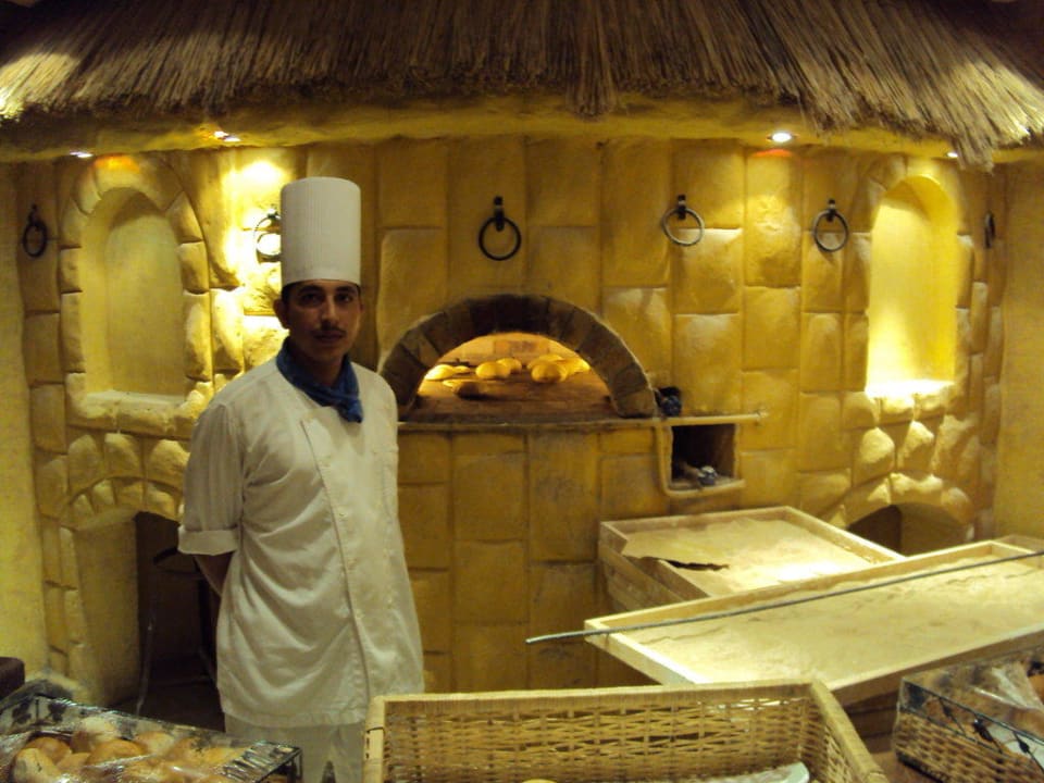 Immer frisches Brot zum Essen Pickalbatros Alf Leila Wa Leila Resort - Neverland Hurghada