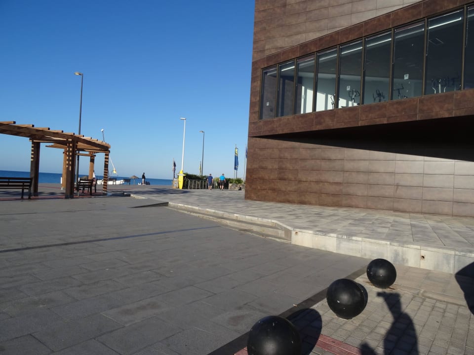 Vom Parkplatz aus R2 Bahía Playa Design Hotel & Spa - Adults Only