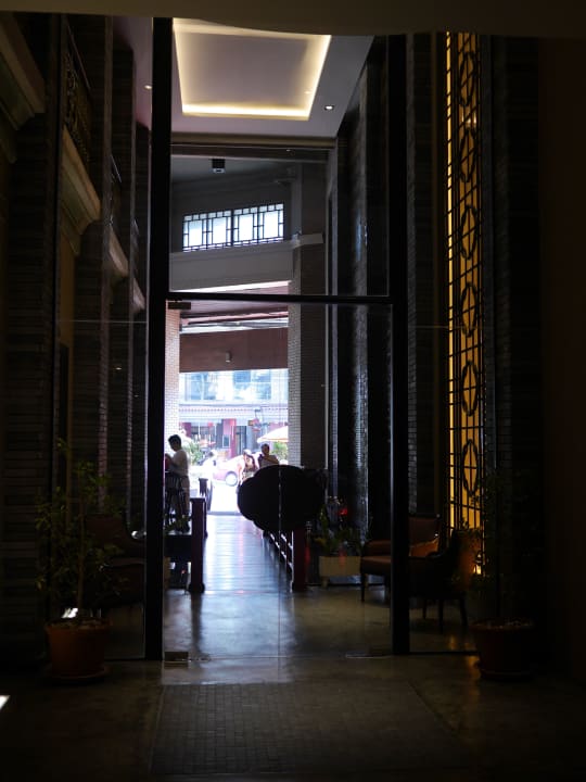 Weg aus dem Hotel zur Strasse Hotel Shanghai Mansion