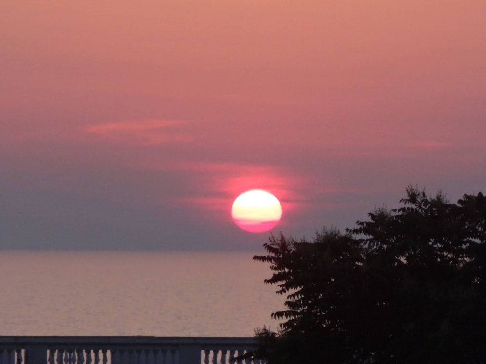 Die rote Sonne versinkt im Meer Hotel Villa Hibiscus
