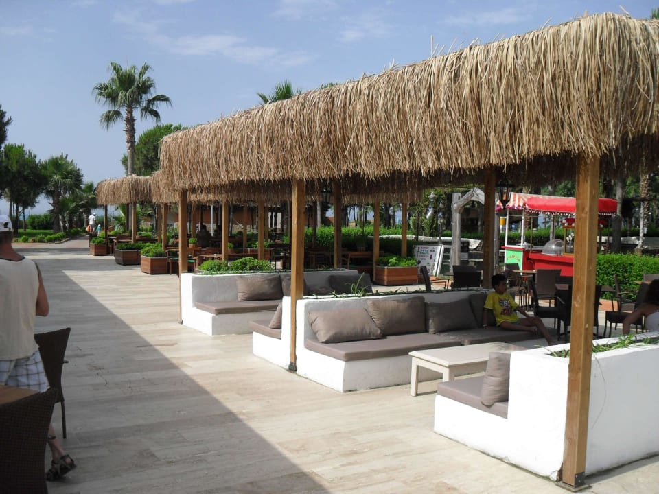 Blick von der Poolbar Richtung Strand Club Turtas Beach Hotel