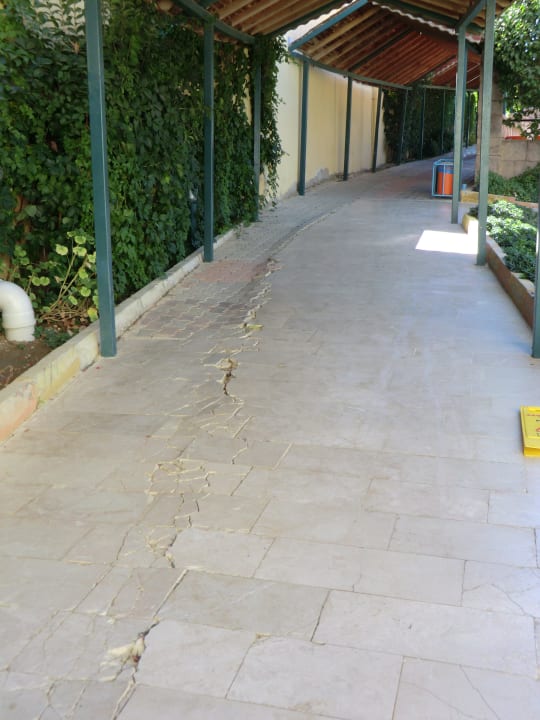Aufgebrochener Weg  Grand Seker Hotel