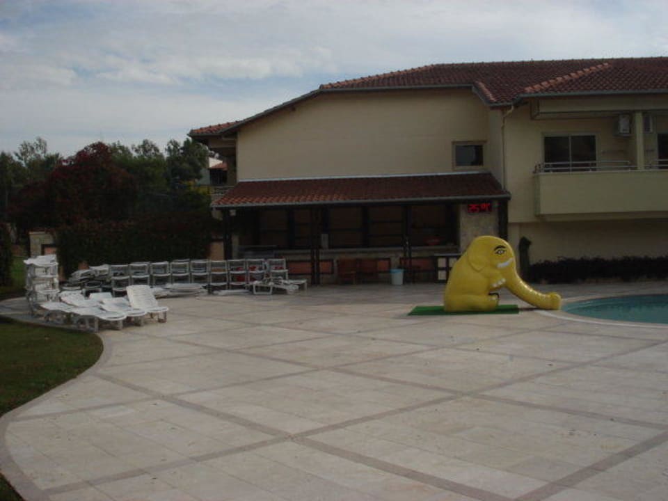 Die Poolbar leer und verlassen Melas Holiday Village