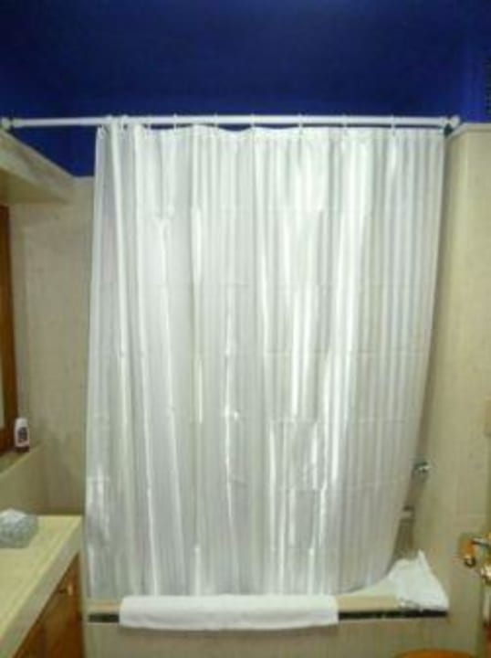 Bad: uralt mit Duschvorhang - yes! Elounda Bay Palace Hotel