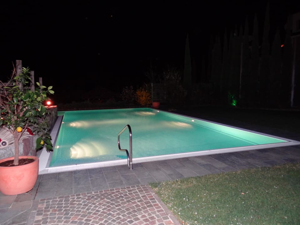 Pool bei Nacht Hotel Ansitz Plantiz