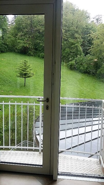 Ausblick ins Grüne vom Ruheraum aus Wellnesshotel Allmer