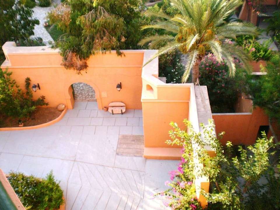 Vom Zimmer zu einem der Wege durch die Bungalows  El Ksar Resort & Thalasso