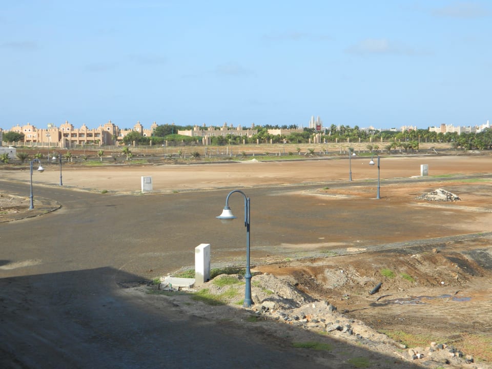 Vom Hotel auf die Betonburgen Hotel Dunas De Sal