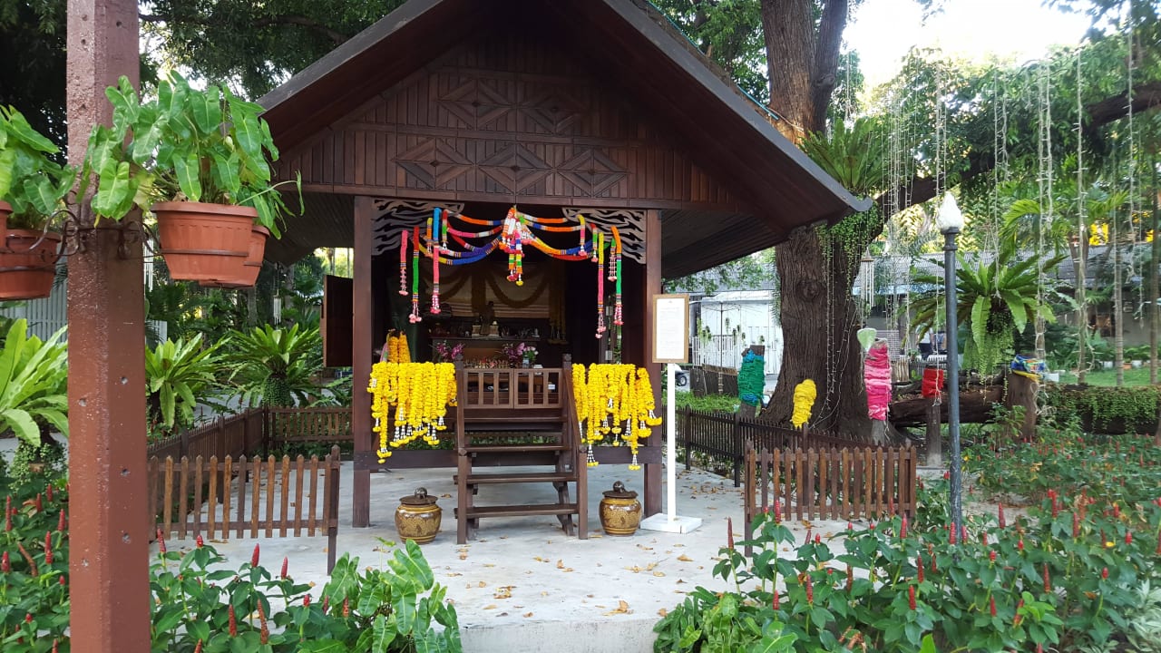 Kleiner Tempel in der Hotelanlage Sai Kaew Beach Resort