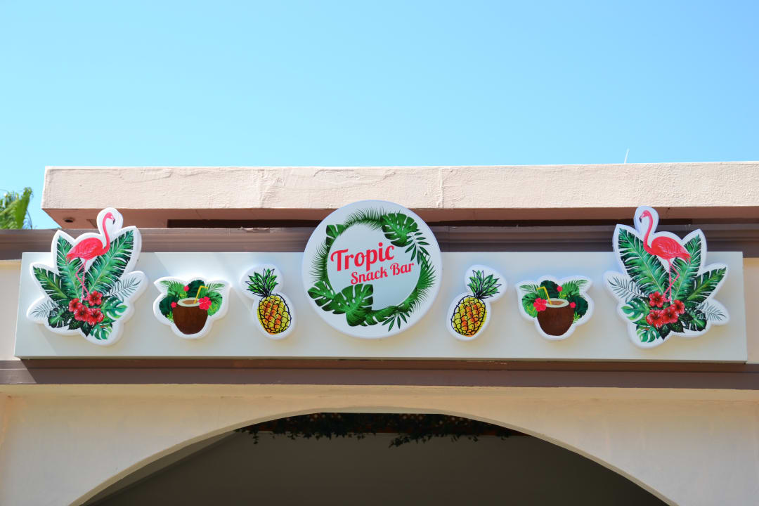 Neues Schild an der Tropic-Bar Hane Family Resort