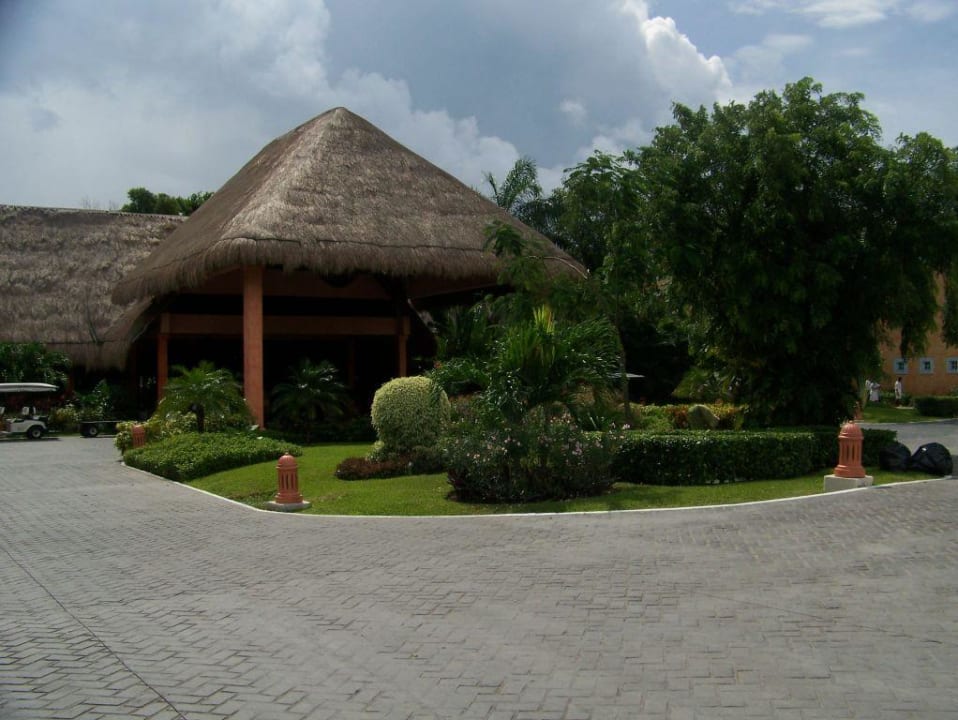 Einfahrt zum Hotel Iberostar Waves Tucan