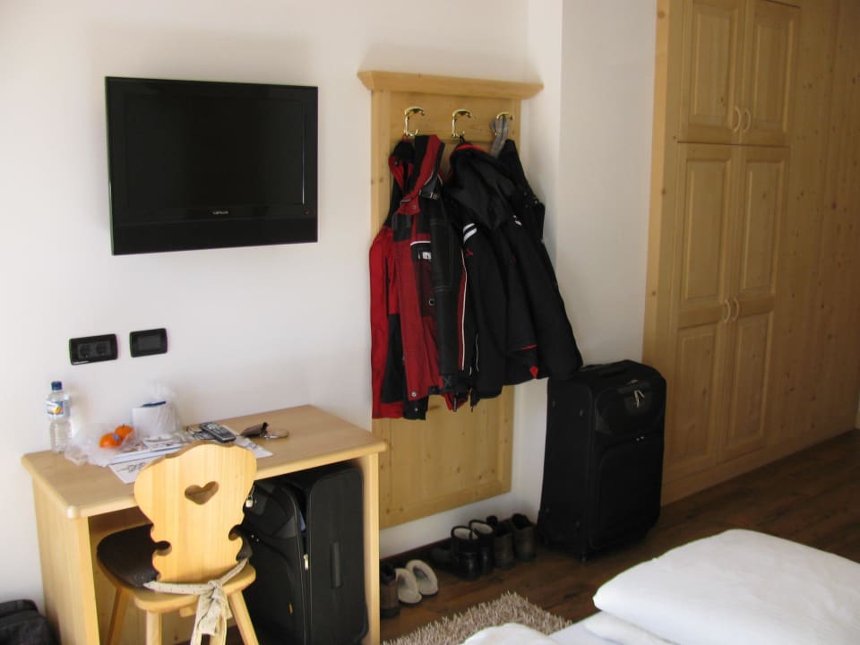 Garderobe mit Flachbild Fernseher Gasthof La Bronta