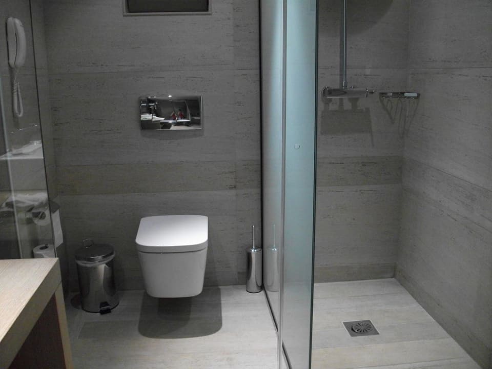 Toilette und Dusche mit Glasschiebetür Aquagrand Artistic Luxury Beach Resort - Adults only
