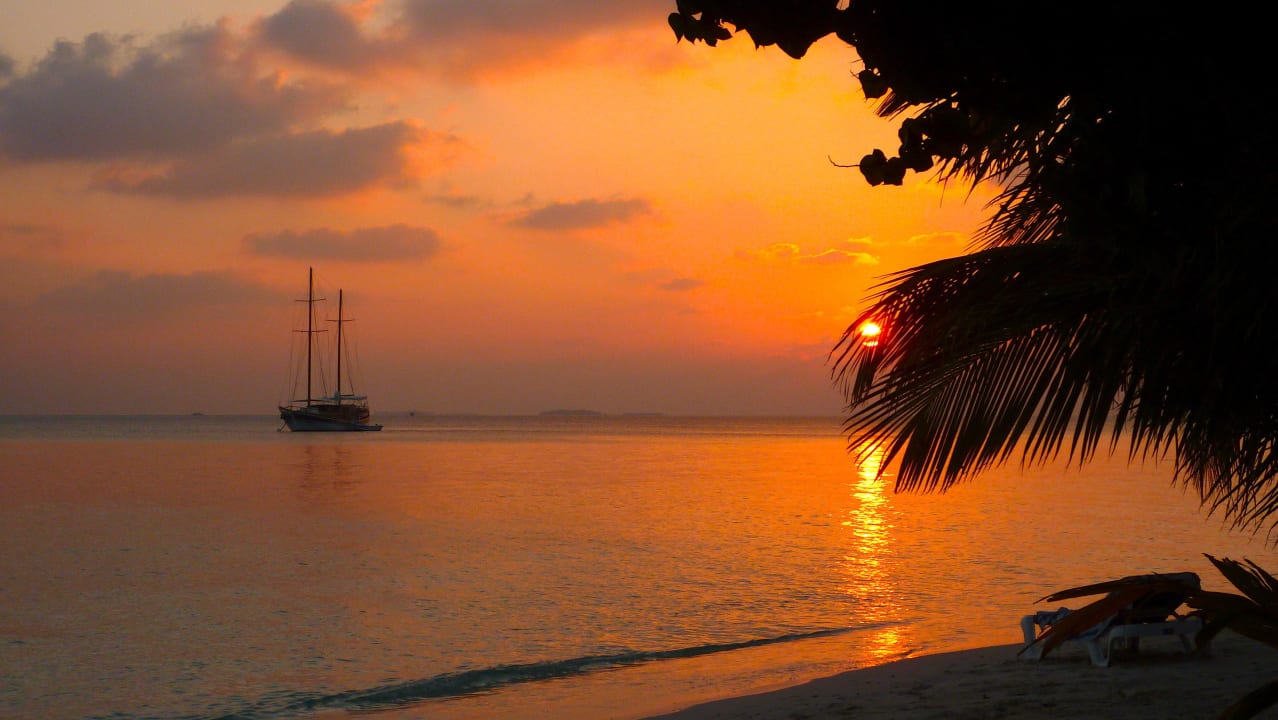 Sonnenuntergang vom Liegestuhl aus Vilamendhoo Island Resort & Spa