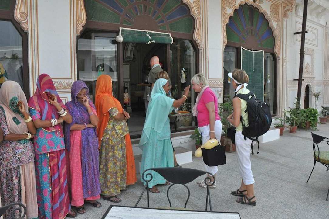 Begrüßung durch Frauengruppe Hotel Nimaj Palace