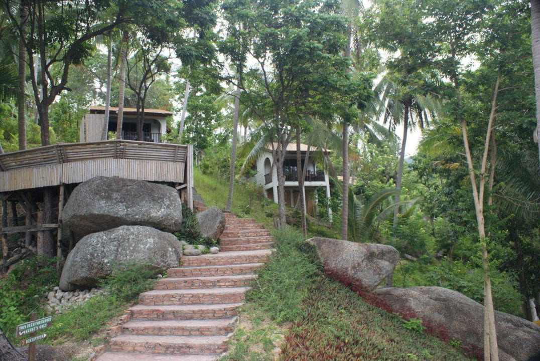 Aufstieg vom Strand ins Ressort Panviman Resort Koh Phangan