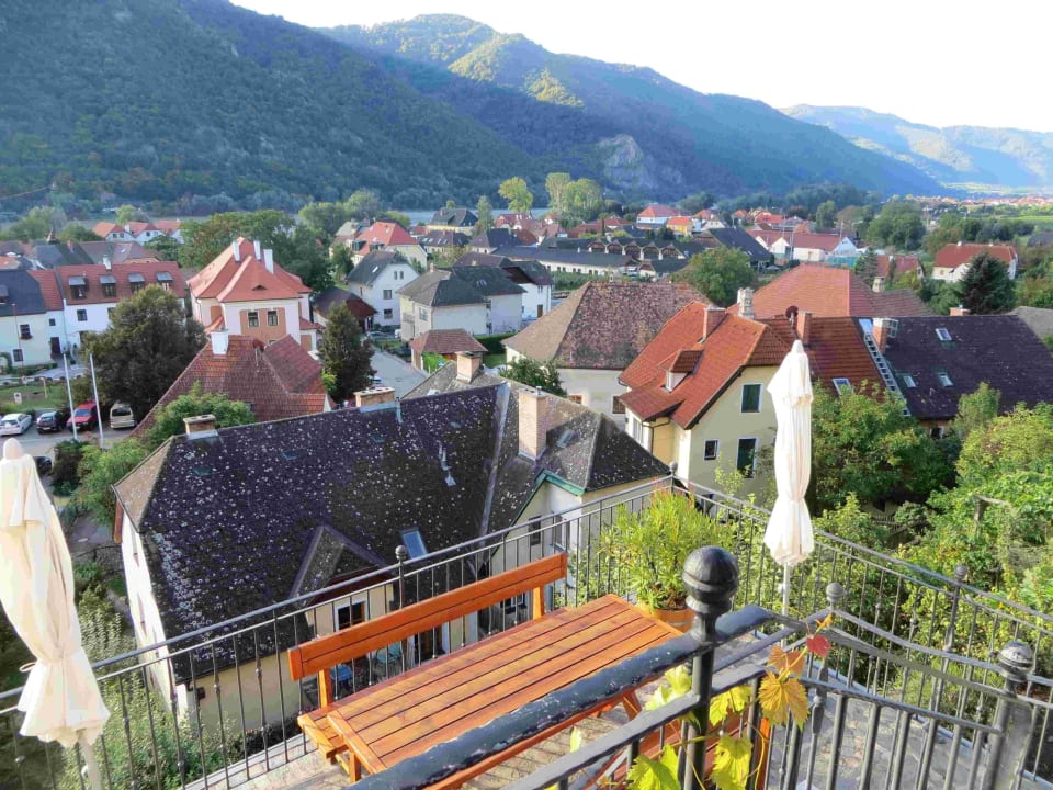 Blick von der Terrasse auf Weissenkirchen/Donau Gästehaus Turm Wachau