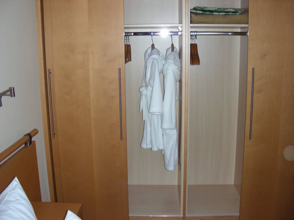 Schrank mit Bademänteln Hotel Bernstein Rügen