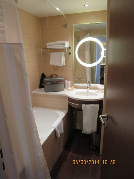 Alles klar: Blick ins Badezimmer mit Wanne Hilton Garden Inn Frankfurt Airport