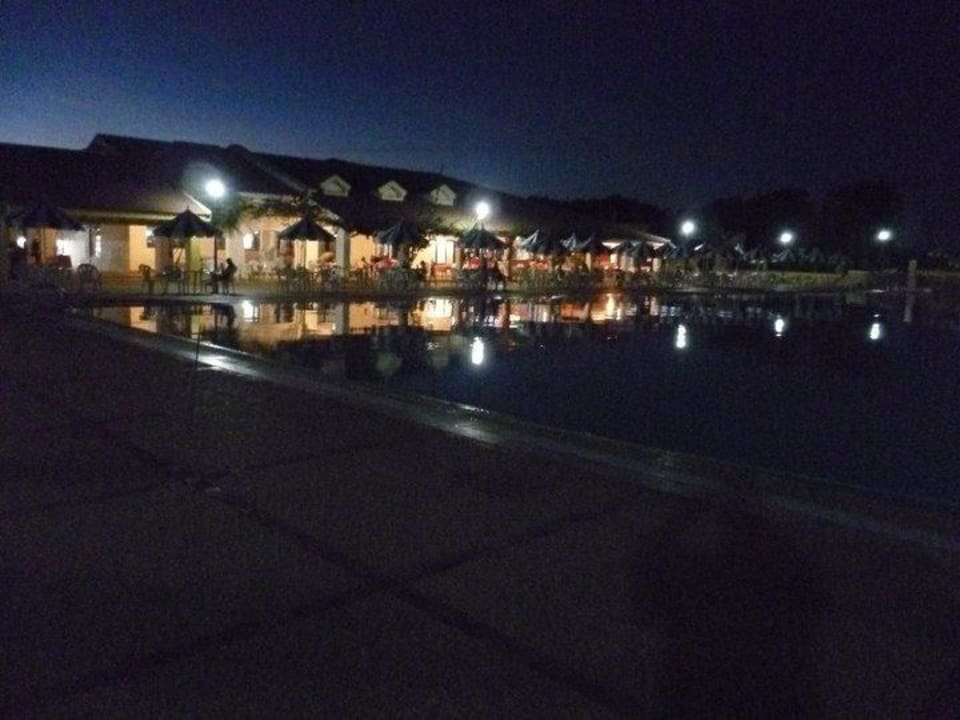 Der Pool am Abend Hotel Abou Nawas Montazah