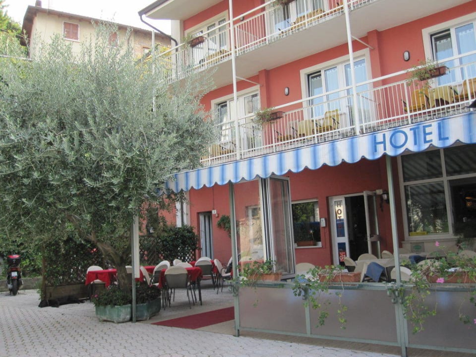 Die Terrasse lädt zum verweilen ein  Hotel Al Molino