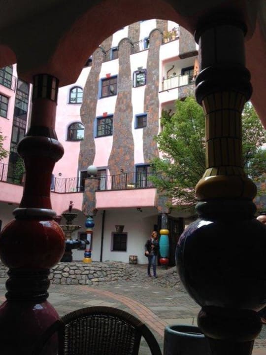 Innenhof des Hunderwasser Hauses Arthotel Magdeburg