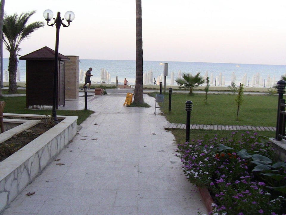 Weg zum Sandstrand Hotel Sirma