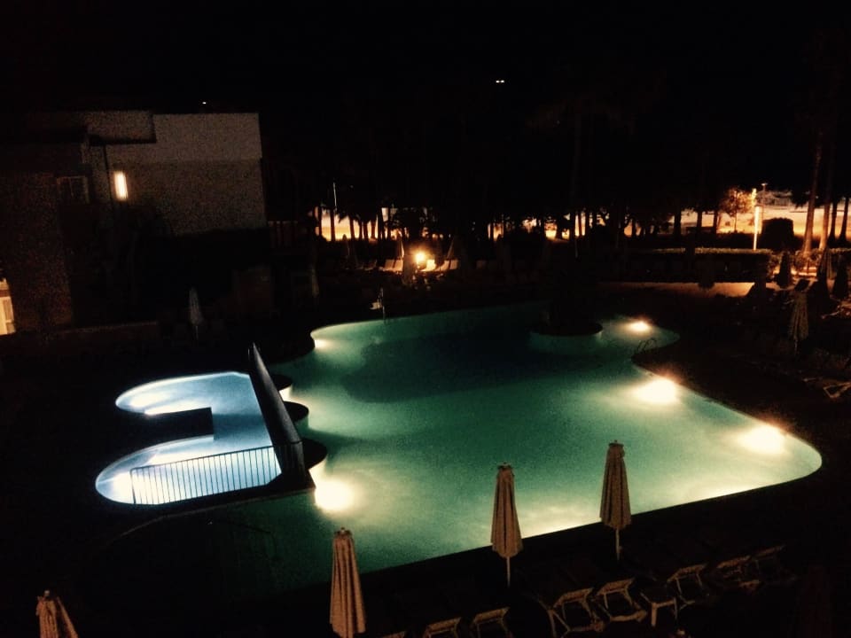Pool am Abend Hipotels Mediterraneo Club